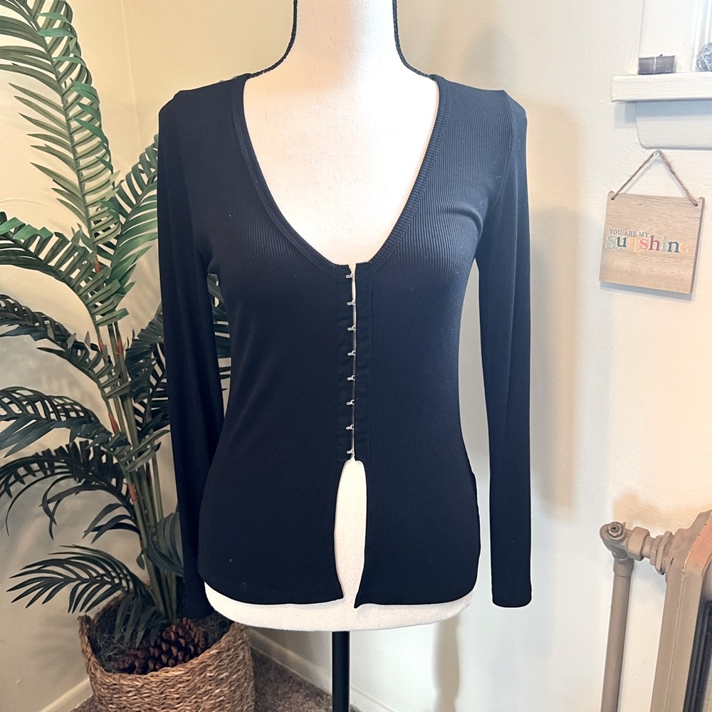 NWOT Free People Black, Ribbed cropped cardigan with clasp fixtures (S)